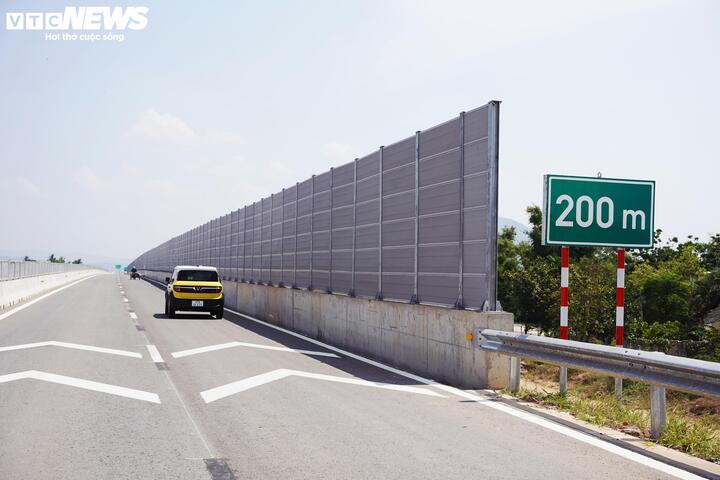 Trong khi đó, cao tốc Quy Nhơn – Chí Thạnh dài khoảng 62 km, đi qua địa bàn Đắk Lắk và Gia Lai, có tổng mức đầu tư gần 15.000 tỷ đồng, do Ban Quản lý dự án 85 thực hiện.