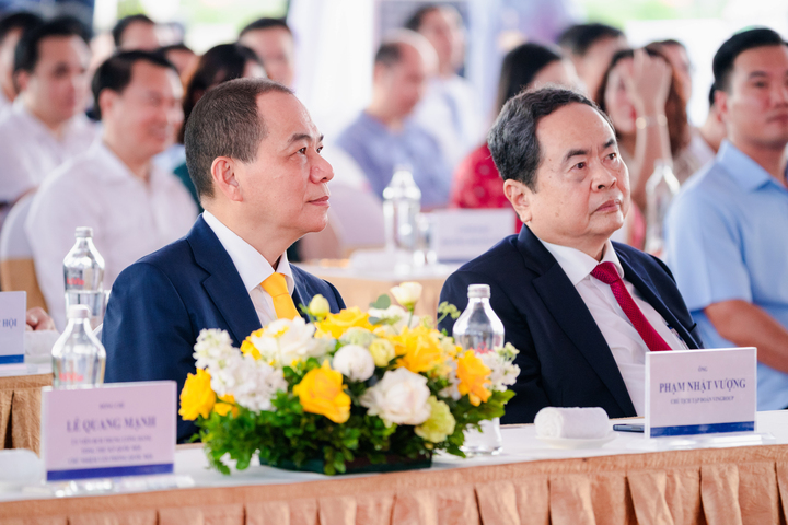 Chủ tịch Quốc hội Trần Thanh Mẫn, Chủ tịch Tập đoàn Vingroup Phạm Nhật Vượng đến dự lễ khởi công.