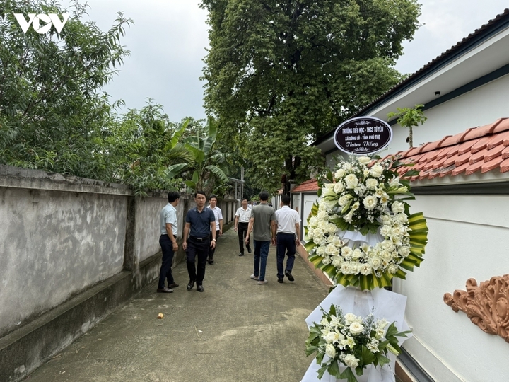 Những vòng hoa trắng khắp thôn Yên Phú, xã Sông Lô trong sáng 19/5.