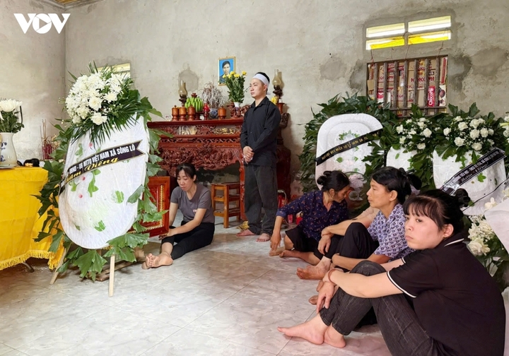 Chị Ngãi đau buồn bên thi thể con trai.