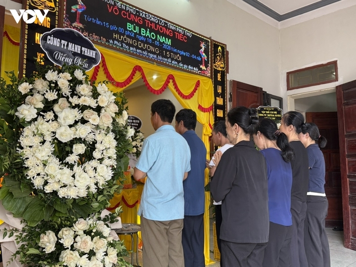 Giáo viên, phụ huynh các nhà trường và bà con của xã Sông Lô đến viếng các cháu.