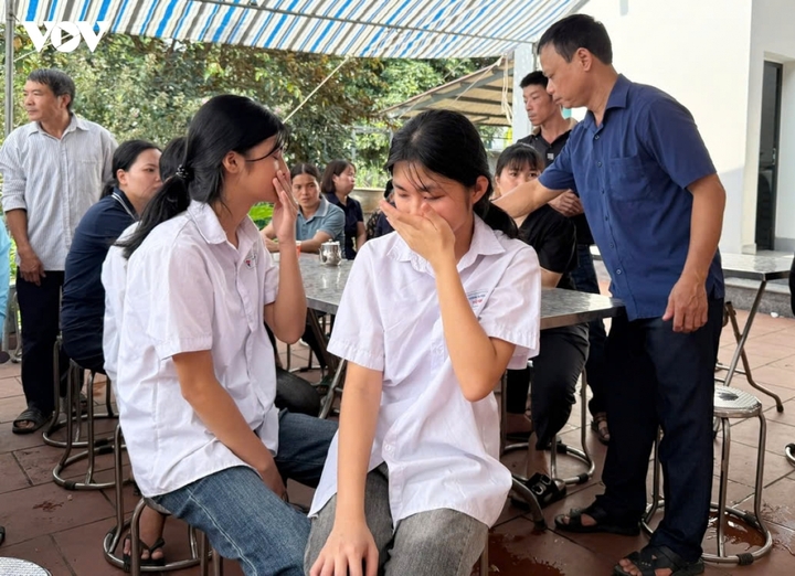 Bạn cùng lớp nghẹn ngào không tin bạn mình đã ra đi mãi mãi.