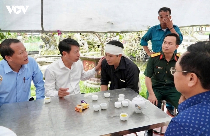 Phó Chủ tịch UBND tỉnh Phú Thọ Nguyễn Khắc Hiếu cùng lãnh đạo sở, ngành tỉnh Phú Thọ đến viếng chia buồn cùng các gia đình có con bị đuối nước.