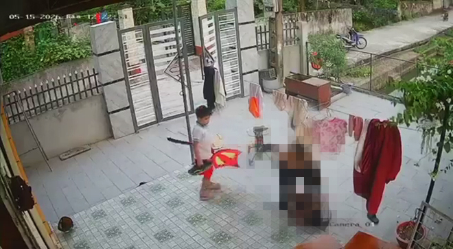 Bé trai 11 tuổi bị đánh tới tấp vì bị nghi lấy diều của bạn.
