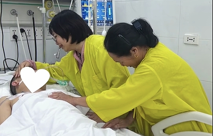 Người thân nghẹn ngào tiễn biệt người đàn ông 39 tuổi.