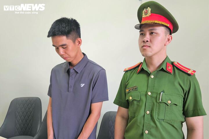 Mai Văn Hoàng (áo xám, bên trái) mạo danh cán bộ Phòng Tài nguyên và Môi trường tỉnh Đắk Lắk để lừa đảo chiếm đoạt tiền của người dân.