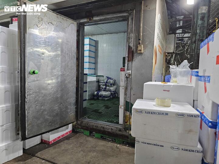 Kho lạnh bảo quản nấm tại một cơ sở ở chợ đầu mối.