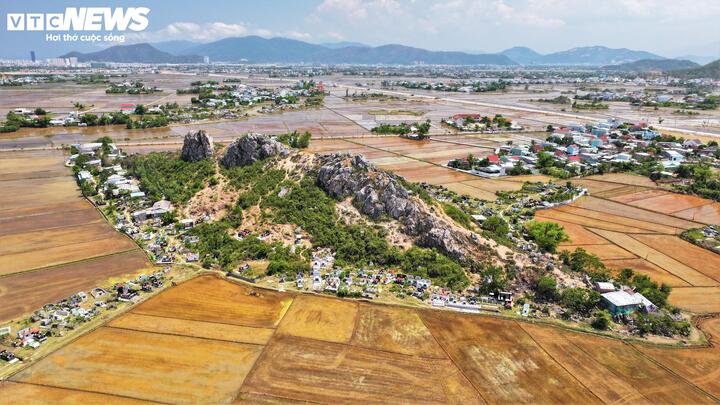 Trong những năm gần đây, núi Xương Cá hình cá voi lưng gù không chỉ thu hút người dân trong tỉnh mà còn cả du khách từ các địa phương khác, du khách nước ngoài đến tham quan và lắng nghe những giai thoại kỳ thú.