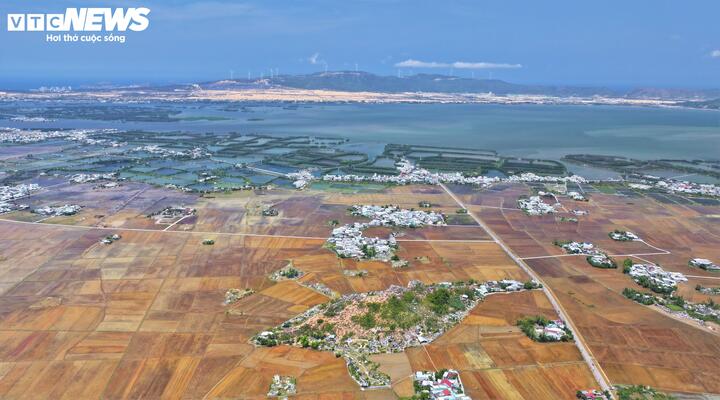 Ông Phan Văn Long (72 tuổi), bậc cao niên sống ngay dưới chân núi kể lại rằng, thuở xa xưa có một ông khổng lồ xuất hiện giúp dân dời non lấp bể, chống chọi thiên tai. Khi dừng chân bên đầm Thị Nại, vì đói bụng, ông đã đắp bờ, dùng sòng tát cạn đầm để bắt cá ăn và chia cho dân làng. Đống xương cá sau bữa ăn ấy được chất cao bên bờ đầm, qua thời gian đã hóa đá và biến thành ngọn núi kỳ lạ ngày nay.