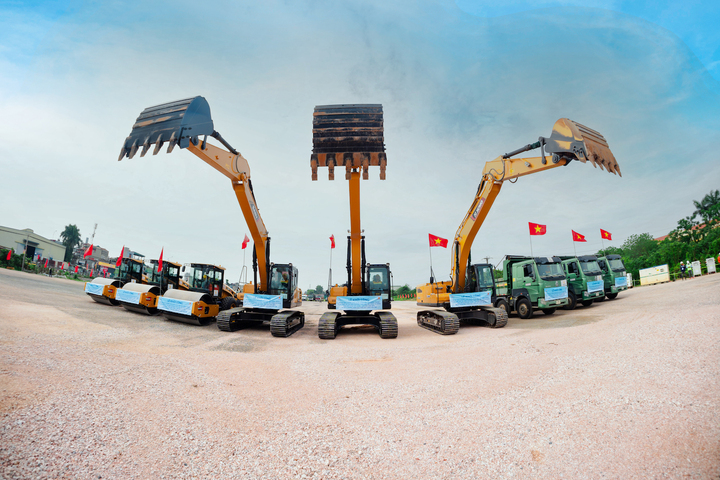 Máy móc, thiết bị chuẩn bị cho lễ khởi công dự án.