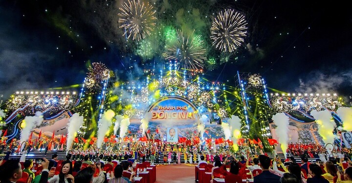 Hình ảnh rực rỡ trong Lễ Công bố thành lập Thành phố Đồng Nai diễn ra tại Aqua City tối ngày 18/5.