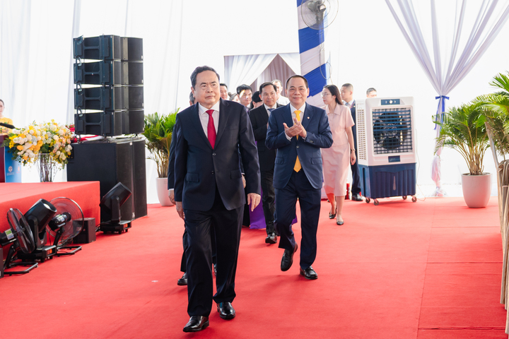 Chủ tịch Quốc hội Trần Thanh Mẫn, Chủ tịch Tập đoàn Vingroup Phạm Nhật Vượng đến dự lễ khởi công.