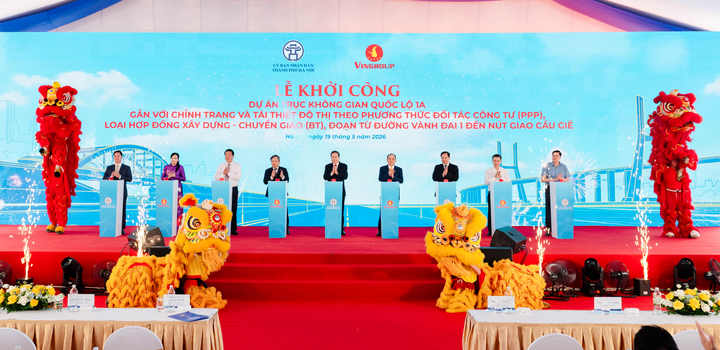Các đại biểu bấm nút khởi công dự án.