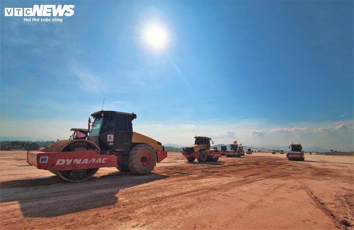 Công trường thi công Dự án đầu tư xây dựng đường cất hạ cánh số 2 và các công trình đồng bộ tại khu bay Cảng hàng không Phù Cát.