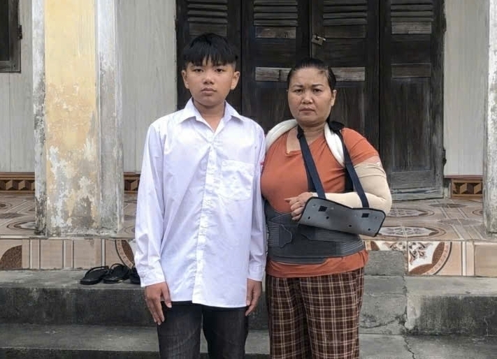 Chị Thục và con trai bên căn nhà cấp 4 ở quê.
