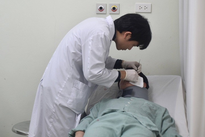 Bác sĩ kiểm tra đánh giá tình trạng sau phẫu thuật cho bệnh nhân