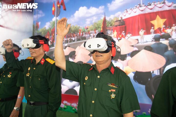 Cựu chiến binh xúc động khi được ''xuyên không'' về thời khắc thiêng liêng của dân tộc.