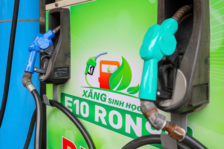 Các cửa hàng bắt buộc phải hoàn tất chuyển đổi bán xăng E10 từ ngày 1/6. (Ảnh: Minh Đức).