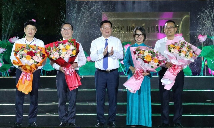 Ông Nguyễn Khắc Thận - Bí thư Tỉnh ủy Nghệ An tặng hoa cho đại diện lãnh đạo Sở Văn hóa và Thể thao TP. Hồ Chí Minh và các đơn vị tài trợ