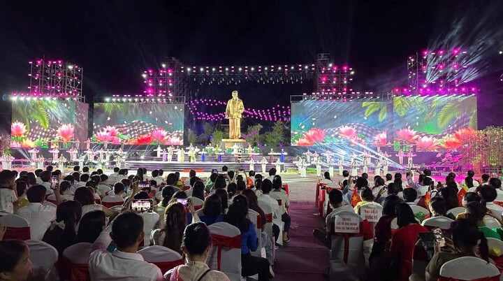 Toàn cảnh chương trình Lễ hội Làng Sen 2026 tại xã Kim Liên (Nghệ An).