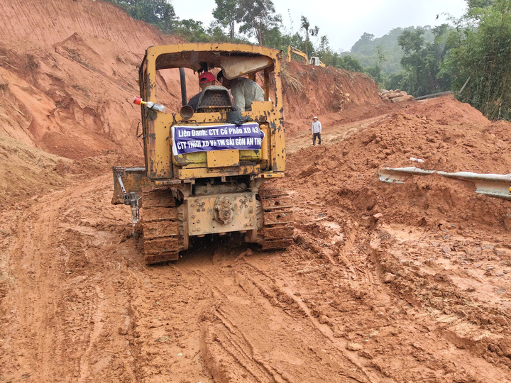 Máy móc, phương tiện được huy động đến khắc phục sự cố sạt lở trên đèo Gia Bắc.