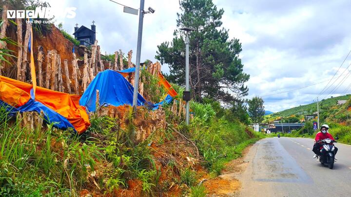 Trong khi đó, trên Quốc lộ 27C hướng từ Đà Lạt đi Nha Trang đoạn qua xã Lạc Dương, tình trạng sạt lở cũng nghiêm trọng không kém. Nhiều khu vực đồi núi chảy, trượt lộ rõ phần mộ của người dân phía trên đồi.