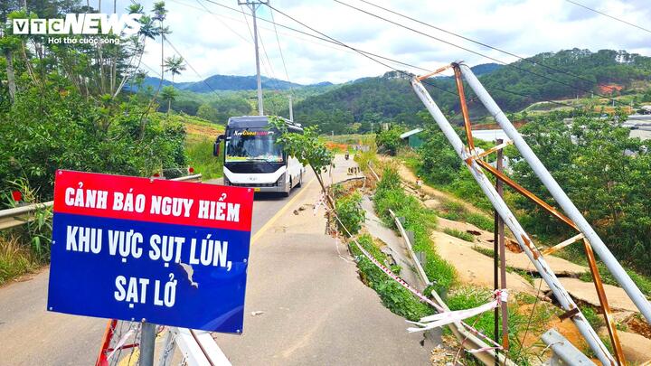 Trong khi đó, điểm sạt lở taluy âm trên đường Biduop đoạn thuộc xã Lạc Dương cũng ăn sâu vào lòng đường. Tại đây, cơ quan chức năng phải đặt rào chắn, lắp đặt bảng cảnh báo để đảm bảo an toàn. Mỗi ngày, có đến hàng ngàn phương tiện, người dân, du khách qua lại nơi đây.