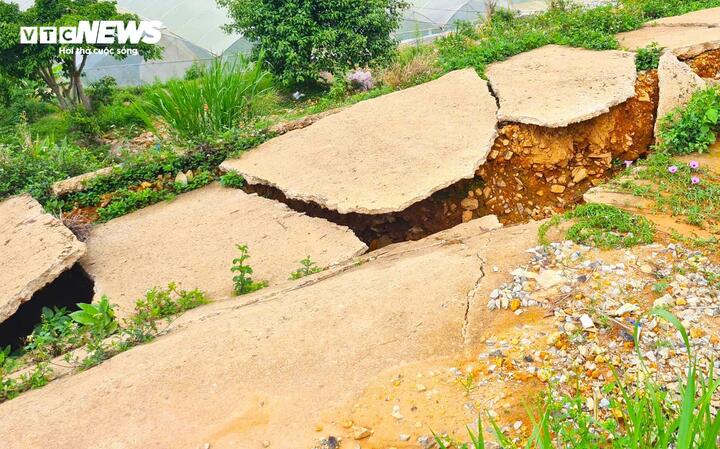 Anh Lê Văn Thắng, trú tại phường Langbiang - Đà Lạt cho biết: "Đường bị sạt lở từ nhiều tháng trước song đến nay chưa thấy cơ quan chức năng xây dựng lại. Điểm sạt lở rộng, rất nguy hiểm đối với người tham gia giao thông".