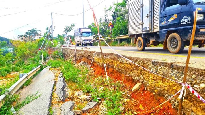 Một vị trí taluy âm bị nứt gãy, hở hàm ếch dài và rộng.