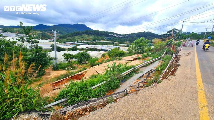 Điểm sạt trượt này chạy dài hơn 20m, phần mái bê tông gia cố taluy âm của tuyến đường bị bể gãy, dịch chuyển khỏi vị trí. Theo người dân, taluy âm bị sạt trượt, đe dọa đổ ập xuống con đường kết nối vào vùng sản xuất nông nghiệp của người dân phía dưới.