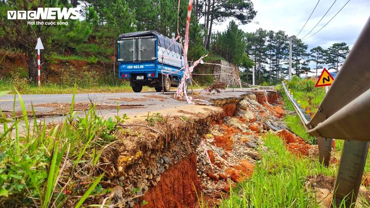 Theo ghi nhận, điểm sạt trượt taluy âm đường Biduop, đoạn thuộc phường Langbiang - Đà Lạt kéo dài gần 30m. Tại đây, nền đất bị đứt gãy, nền đường bị sụt lún sâu hơn 1,5m.