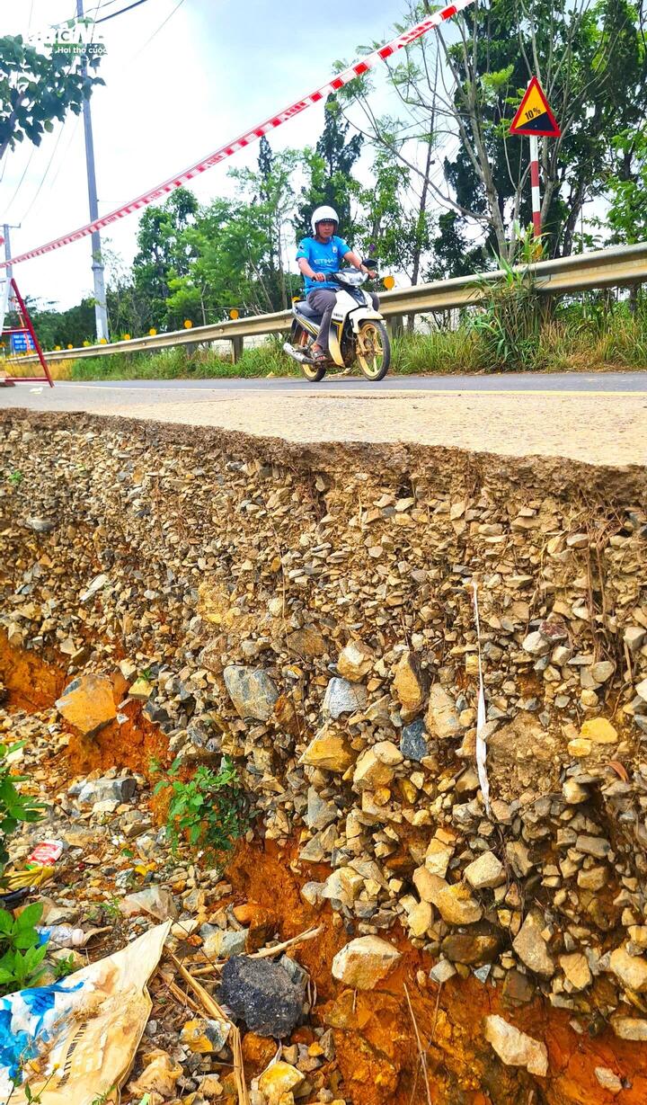 Anh Trần Văn Hưng, người dân làm vườn khu vực này cho biết: "Tôi đi qua con đường này hàng ngày. Đường bị sạt lở ảnh hưởng nghiêm trọng đến quá trình di chuyển của xe cộ. Rất mong cơ quan chức năng sớm vào cuộc gia cố, xử lý dứt điểm tình trạng này".