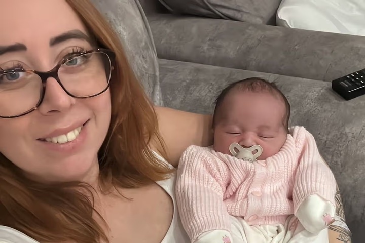 Sarah Mills chụp cùng con gái Myla. (Ảnh: SWNS)