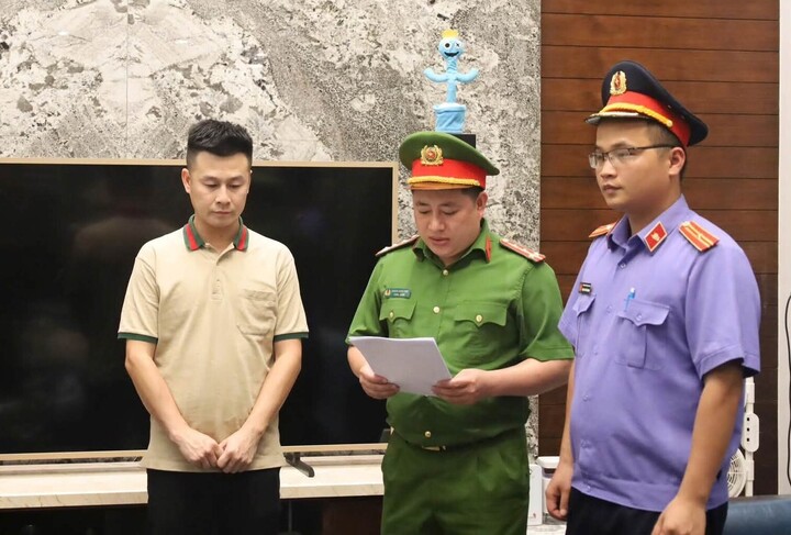 Công an Lạng Sơn tống đạt quyết định khởi tố bị can đối với Nguyễn Huy Vũ. (Ảnh: Công an Lạng Sơn)