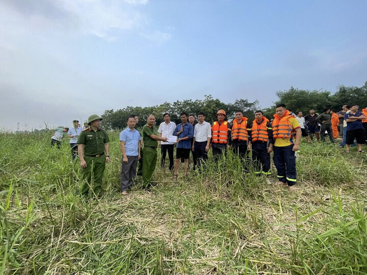 Đại diện Công an tỉnh Phú Thọ trao tặng tiền thưởng cho ông Trương Hữu Khoa. (Ảnh: CACC)