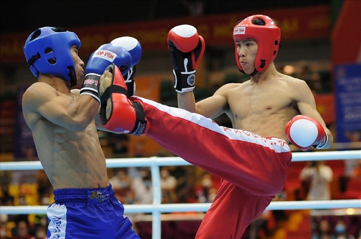 Huỳnh Văn Tuấn (bên phải) là võ sĩ kickboxing hàng đầu Việt Nam.