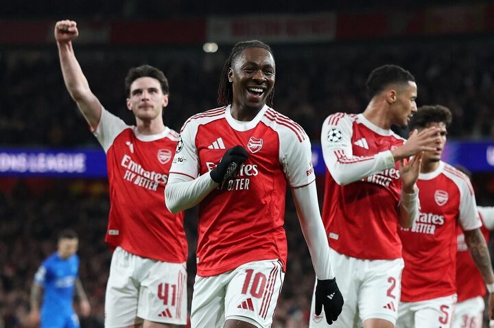 Arsenal giành được Eberechi Eze (số 10) từ tay Tottenham. (Nguồn: Reuters)