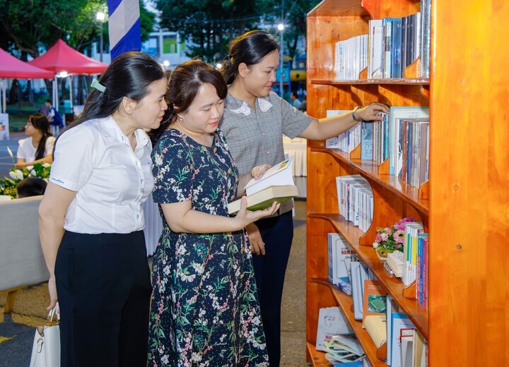 Người dân tham gia Ngày Sách và Văn hóa đọc Việt Nam năm 2026, ra mắt mô hình “Tủ sách luân chuyển cộng đồng” tại phường Thủ Đức. (Ảnh: Trung tâm Cung ứng dịch vụ công phường Thủ Đức)