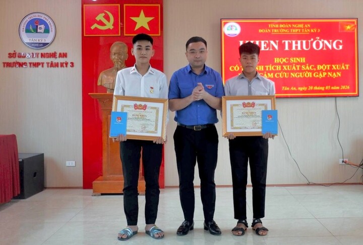 Ông Hồ Phúc Hải - Phó Bí thư Thường trực Tỉnh đoàn, Chủ tịch Hội Sinh viên Việt Nam tỉnh Nghệ An trao tặng Huy hiệu “Tuổi trẻ dũng cảm” cho em Tuấn Anh và Viết Huy