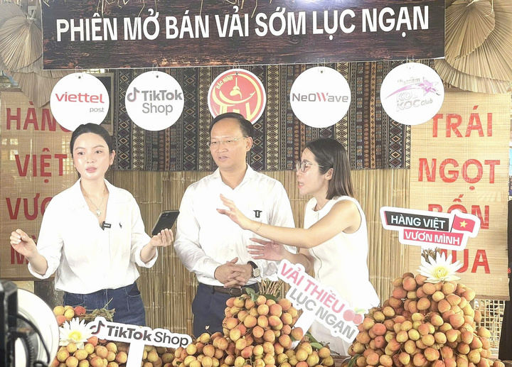 Ông Phạm Văn Thịnh và ê-kíp livestream giới thiệu quả vải.
