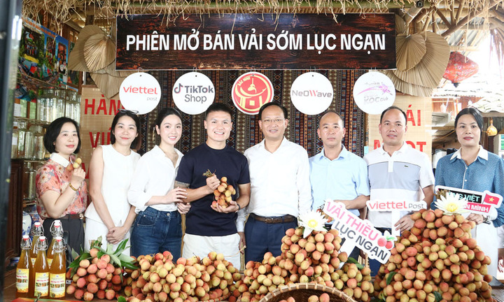 Phó Chủ tịch UBND tỉnh Bắc Ninh Phạm Văn Thịnh (thứ 5 từ trái qua) và các đại biểu chụp ảnh cùng vợ chồng cầu thủ Quang Hải sau phiên livestream.