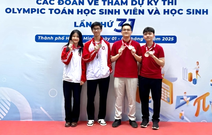 Trong thư giới thiệu gần đây, một giảng viên hướng dẫn nhận xét Huyền là sinh viên có khả năng tự học nhanh, đặc biệt khi chuyển sang lĩnh vực AI trong thời gian không dài nhưng đã chủ động xây dựng nền tảng, tham gia nghiên cứu và triển khai các dự án thực tế. Giảng viên này đánh giá Huyền có tư duy nghiên cứu tốt, sự kiên trì và khả năng cân bằng giữa lý thuyết với kỹ năng thực tế.