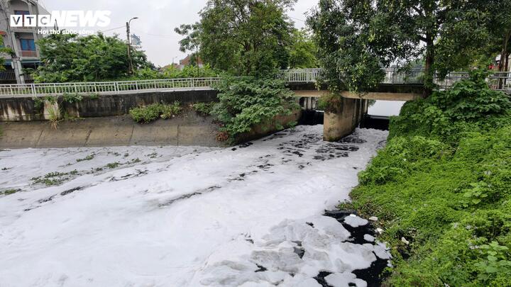 Nước đen, bọt trắng phủ kín kênh ở Bắc Ninh, 4 tháng chưa tìm ra nguồn xả thải - 2