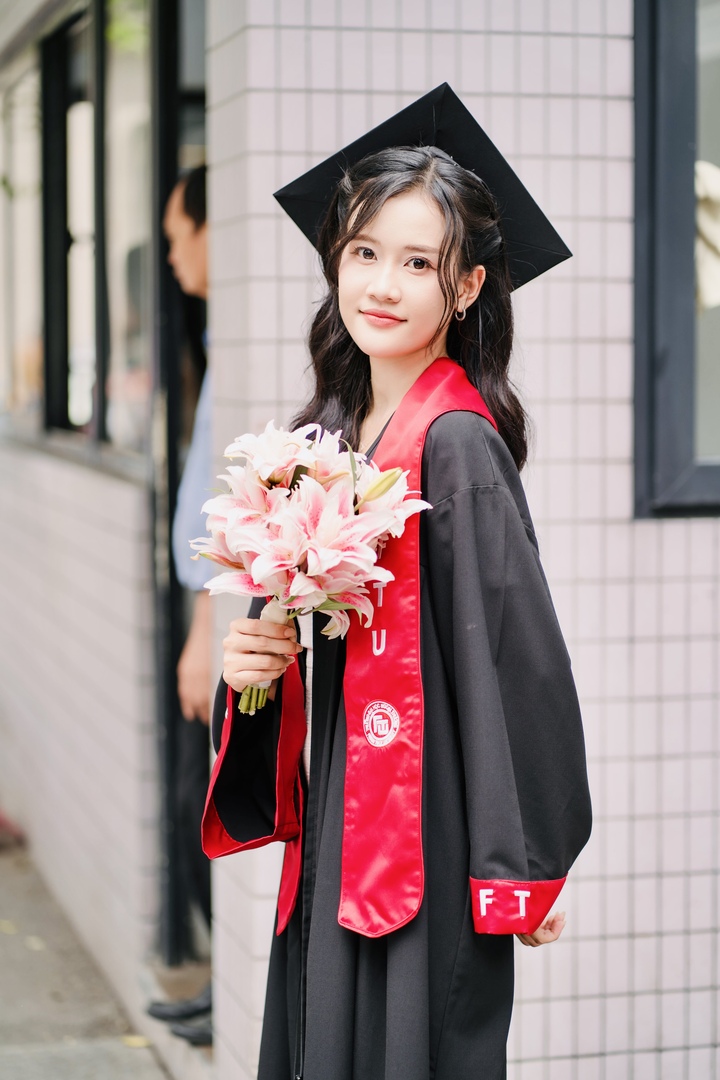 Trong thời gian học tại Ngoại thương, Huyền tham gia nhiều hoạt động học thuật liên quan đến Toán học, AI và lập trình. Nữ sinh sở hữu loạt thành tích nổi bật như giải Nhì ICPC không chuyên khu vực châu Á, giải Khuyến khích Olympic Tin học sinh viên Việt Nam toàn quốc khối không chuyên, giải Khuyến khích Olympic Trí tuệ nhân tạo sinh viên Việt Nam toàn quốc, giải Ba Olympic Trí tuệ nhân tạo sinh viên Việt Nam khu vực miền Bắc, giải Nhì môn Giải tích và giải Ba môn Đại số tại Olympic Toán sinh viên toàn quốc.