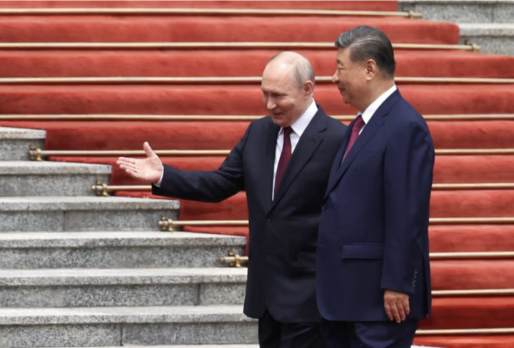 Tổng thống Nga Vladimir Putin cùng nhà lãnh đạo Trung Quốc Tập Cận Bình tham dự lễ đón tiếp tại Đại lễ đường Nhân dân ở Bắc Kinh. (Ảnh: Reuters)