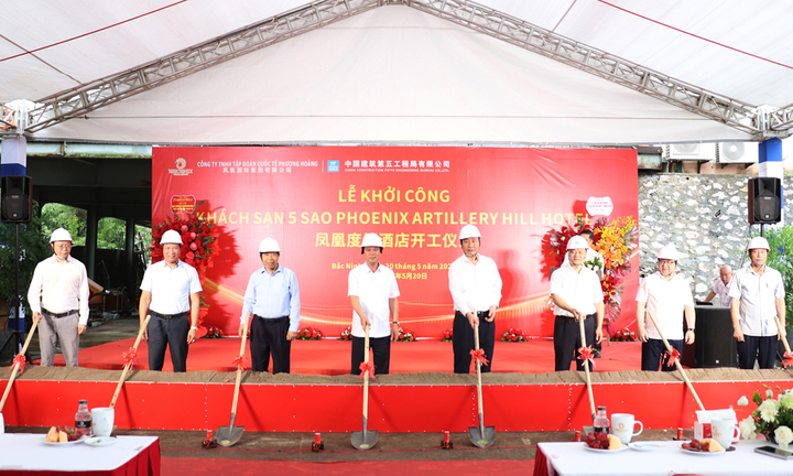 Các đại biểu thực hiện nghi thức khởi công dự án khách sạn 5 sao Phoenix Artillery Hill Hotel tại phường Vũ Ninh.