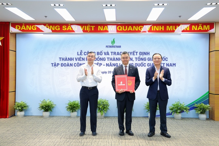 Chủ tịch HĐTV Petrovietnam Lê Ngọc Sơn trao quyết định bổ nhiệm ông Lê Mạnh Cường giữ chức vụ Tổng Giám đốc Tập đoàn.