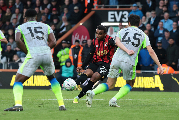 Kroupi Junior ghi bàn mở tỷ số cho Bournemouth. (Ảnh: Reuters)