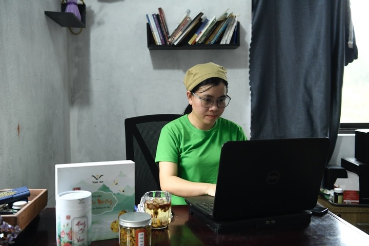 Thấy nhiều người phụ nữ trong bản làng phải xa con nhỏ, chị Trang quyết tâm khởi nghiệp để tạo sinh kế bền vững. (Ảnh: GREAT)