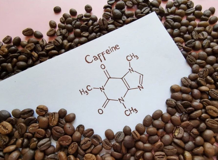 Caffeine không phải là hoá chất để tổng hợp ra ma tuý, mà là chất độn được trộn vào ma tuý thành phẩm để tăng thể tích sản phẩm và giảm chi phí sản xuất. (Ảnh minh họa)